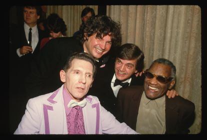 Jerry Lee Lewis posa para un retrato junto a los Everly Brothers y Ray Charles, en el Salón de la Fama de la Música, en 1986.