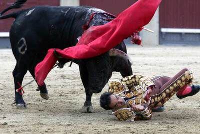 El Cid sufre un revolcón en su segundo toro, durante la corrida de la Beneficencia ayer en Las Ventas.