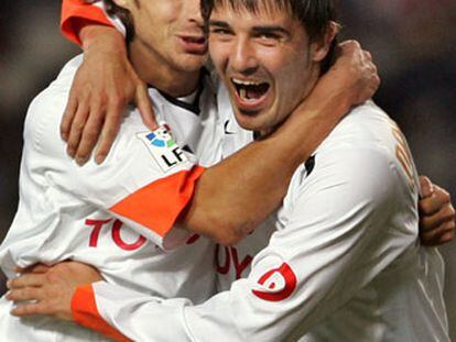 El Valencia desmadejó al Espanyol, deslumbrado e impotente frente al recital ofensivo que desplegaron, en Montjuïc, Aimar, Villa y Vicente.