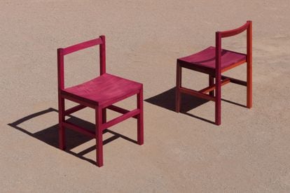 Dos asientos pertenecientes a la colección de sillas grana de Moisés Hernández.