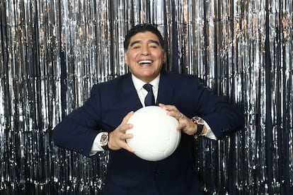 Diego Armando Maradona posa en la alfombra roja antes de entrar a los premios de la FIFA en Londres, en octubre de 2017. 