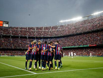 Los jugadores del Barcelona celebran uno de los goles ante el Pumas en el trofeo Joan Gamper el pasado domingo.