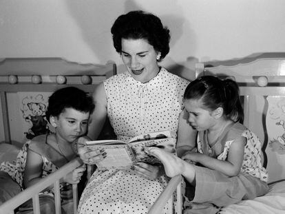 Delia Gondar lee un libro a sus hijas Delia María y Conchita antes de dormir en su casa de Marianao, Cuba, alrededor de 1955.
