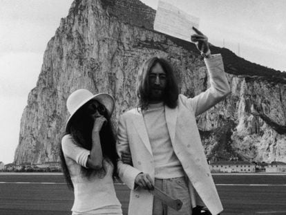 John Lennon y Yoko Ono, en Gibraltar, en 1969. 