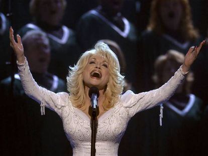La cantante y actriz Dolly Parton, en los premios de la Asociación de Música Country, en Nashville (Estados Unidos), en 2002.