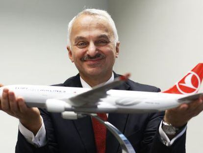 Temel Kotil, consejero delegado de Turkish Airlines, sujeta la maqueta de un avi&oacute;n de su compa&ntilde;&iacute;a 