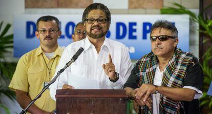 Iván Márquez, jefe de la delegación de las FARC en la Habana, al centro