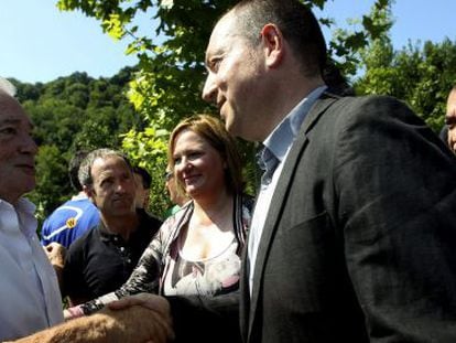 Un hermano de Joxemari Korta (izquierda) saluda a Pernando Barrena y a Martín Garitano.