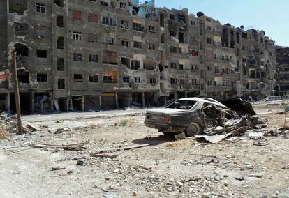 Edificios seriamente dañados en Zamalka, en los suburbios de la capital sira, Damasco. Fotografía proporcionada por la agencia de noticias rebelde Shaam News Network.