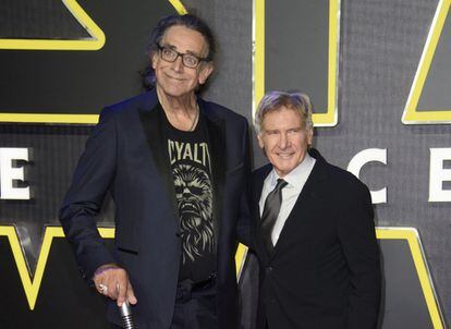 Peter Mayhew (a la izquierda) y Harrison Ford, en la presentación de la película 'Star Wars: El despertar de la Fuerza' en la capital británica, en 2016.