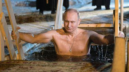 Putin se da un baño helado en el lago Seliger, en la ciudad de Svetlitsa.