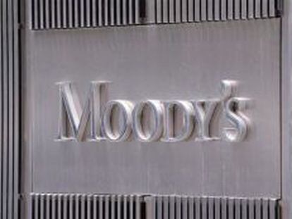En la imagen, logo de la agencia de calificación Moody's en la fachada de su sede en Nueva York (EEUU). EFE/Archivo
