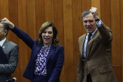 La comisionada presidente del INAI, Blanca Ibarra, con el consejero presidente del INE, Lorenzo Córdova, el 6 de marzo en la UNAM (Ciudad de México).