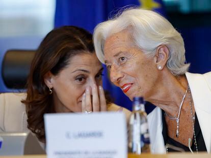 Desde la izquierda, la presidenta del Comité de Asuntos Económicos y Financieros del Parlamento Europeo, Irene Tinagli, habla con la del Banco Central Europeo, Christine Lagarde.