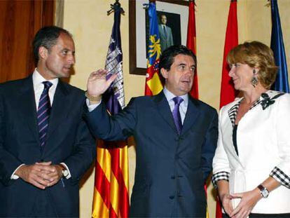 Los presidentes de la Comunidad Valenciana, Francisco Camps; Baleares, Jaume Matas, y Madrid, Esperanza Aguirre.