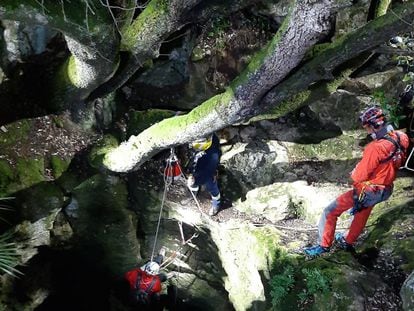 Los Bomberos rescatan al espeleólogo en Olesa de Bonesvalls (Barcelona).