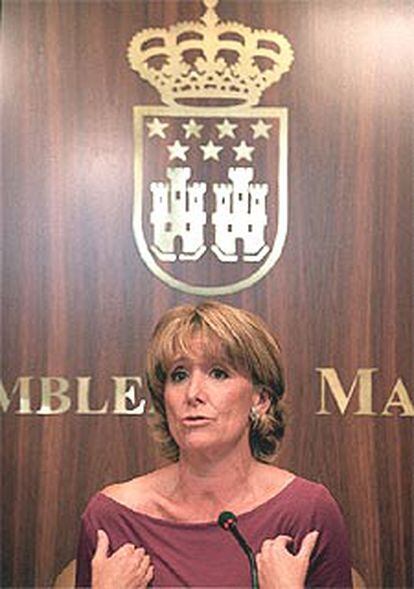 Esperanza Aguirre, en rueda de prensa en la Asamblea de Madrid.