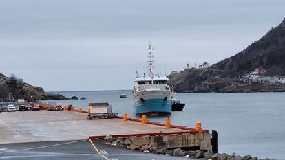 El 'Playa de Menduiña II' atraca en el puerto de San Juan de Terranova (Canadá) a primeras horas de este sábado (hora local). A bordo van los tres supervivientes y siete cadáveres del naufragio del 'Villa de Pitanxo'