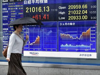 Panel con los valores de la Bolsa de Tokio.