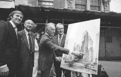 Trump, primero por la izquierda, en 1978 con 32 años, en la presentación de un proyecto en Nueva York