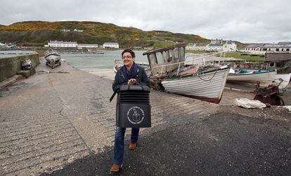 Las cajas para depositar el voto se han repartido por todo Reino Unido. En la imagen, Teresa McCurdy baja de un ferry en Rathlin Island, en la costa de Irlanda del norte, con las urnas oficiales.