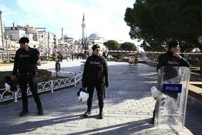 A la plaça de Sultanahmet hi ha la Mesquita Blava, Santa Sofia i el Palau de Topkapi. A la imatge, cordó policial al voltant de la plaça després de l'explosió.