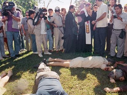 El arzobispo de San Salvador, Arturo Rivera y Damas rodeado de periodistas en el lugar en el que seis jesuitas (cinco de ellos españoles), han sido asesinados en la Universidad Católica de El Salvador.