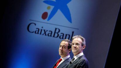 Jordi Gual (dreta) i Gonzalo Gortázar, a la junta general d'accionistes d'aquest divendres.