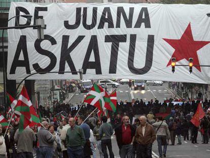 Una pancarta pide la libertad para el preso etarra Iñaki de Juana Chaos en la manifestación de ayer en Bilbao.