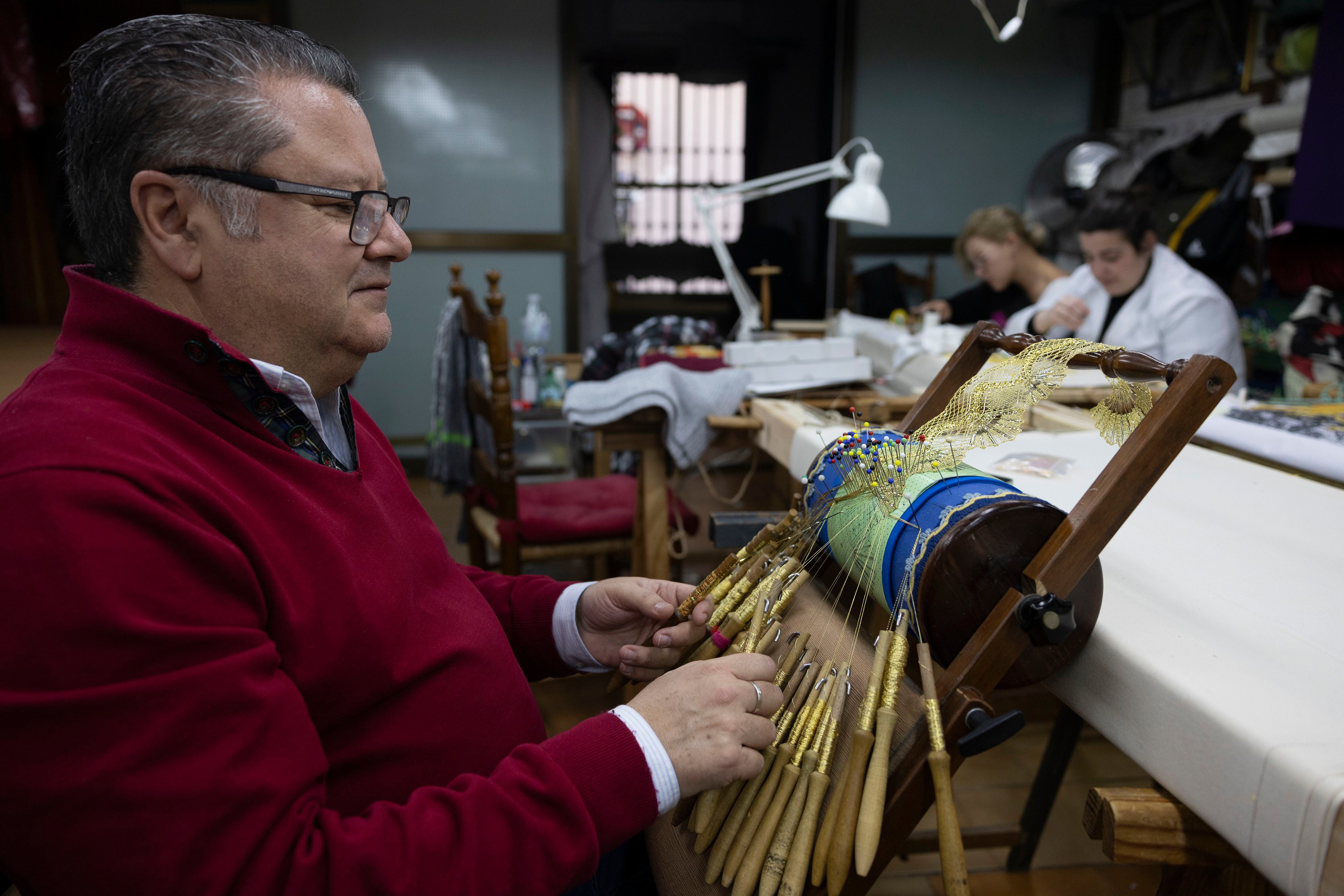 Alfonso Aguilar realiza encaje de boilillos. 
