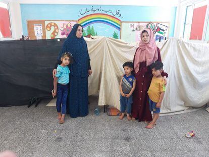 Qaukab Hasimi, en la izquierda, y Sadia Daud, junto a algunos de sus hijos, este sábado en Gaza.