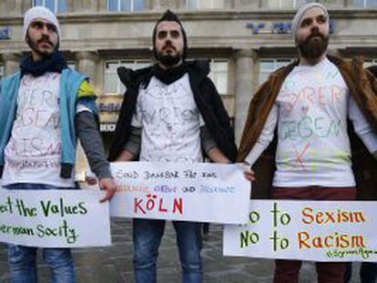 Un grupo de sirios se manifiesta contra el sexismo y el racismo, en la estaci&oacute;n de Colonia, el 16 de enero.