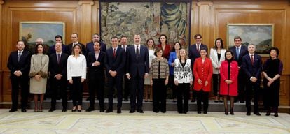 El Rey Felipe VI posa en una foto de familia junto a los miembros del gobierno de coalición de PSOE y Unidas Podemos
