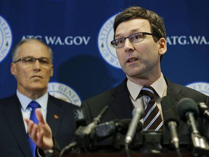 El fiscal general del Estado de Washington Bob Ferguson, habla delante del gobernador Jay Inslee.