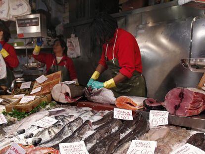Puesto de venta de pescado en un mercado.