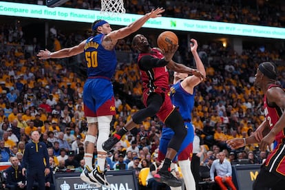 Adebayo ataca la canasta frente a Aaron Gordon, de los Nuggets.