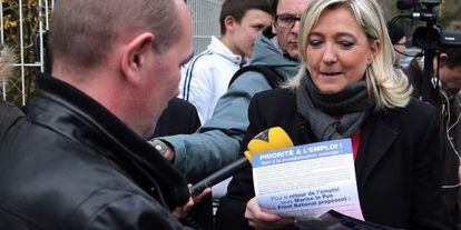 Le Pen reparte panfletos en una f&aacute;brica amenazada de cierre en el noroeste del pa&iacute;s. 