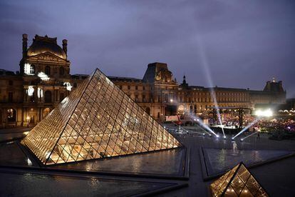 Partidarios del candidato presidencial francés Emmanuel Macron, celebran frente a la pirámide del Museo del Louvre en París el triunfo de su candidato.