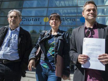 De izquierda a derecha, el abogado Jos&eacute; Luis Ramos y los concejales de EU Rosa Albert y Amadeu Sanchis. 