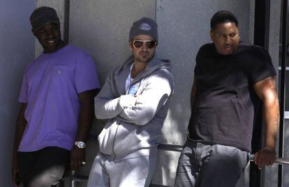 Bieber admitió a la Policía que había fumado marihuana, bebido unas cervezas e ingerido unas pastillas antes de ser detenido por supuestamente participar en una "carrera de aceleración". En la imagen el padre del cantante, Jeremy Bieber (c), espera la salida de su hijo del correccional en Miami.