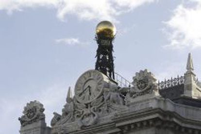 Reloj en la fachada de la sede del Banco de Espa&ntilde;a, en la Plaza de Cibeles, en Madrid.
