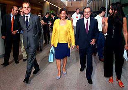 De izquierda a derecha, los nuevos consejeros Juan Bravo, Paz González y Luis Peral, en los pasillos de la Asamblea.