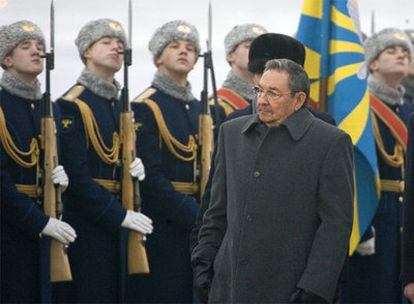 Raúl Castro pasa revista a la Guardia de Honor a su llegada al aeropuerto de Vnukovo en Moscú.