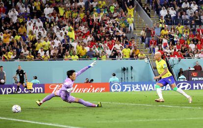 Richarlison, de Brasil, anota el tercer gol de Brasil ante Corea del Sur. 