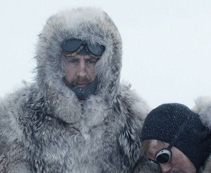 Amundsen (Pal Sverre Hagen) i un dels seus homes en el film.
