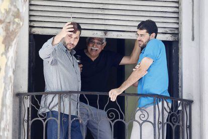 Tres de los exprisioneros de Guant&aacute;namo, en Montevideo tras su liberaci&oacute;n.