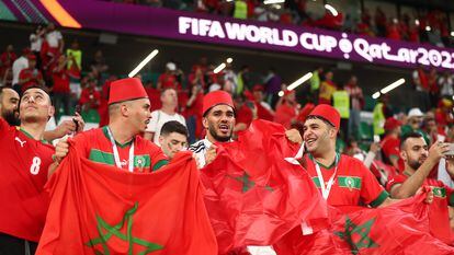 AL RAYYAN, QATAR - DECEMBER 06: Fans of Morocco during the FIFA World Cup Qatar 2022 Round of 16 match between Morocco and Spain at Education City Stadium on December 6, 2022 in Al Rayyan, Qatar. (Photo by James Williamson - AMA/Getty Images)