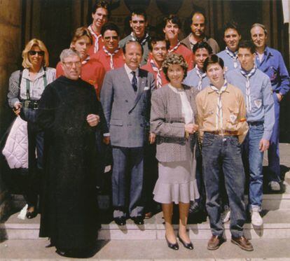 Los Escoltes de Montserrat, acompañados del President del F.C. Barcelona, Josep Lluís Núñez y su mujer en una visita a Montserrat.  