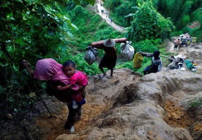 En la imagen, varios refugiados rohingya suben una colina, en Cox's Bazar, tras cruzar la frontera entre Myanmar y Bangladés.