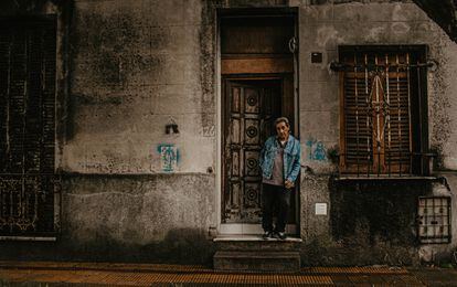 Hombre observa la lluvia, en la Isla Maciel. Foto Amanda Cotrim